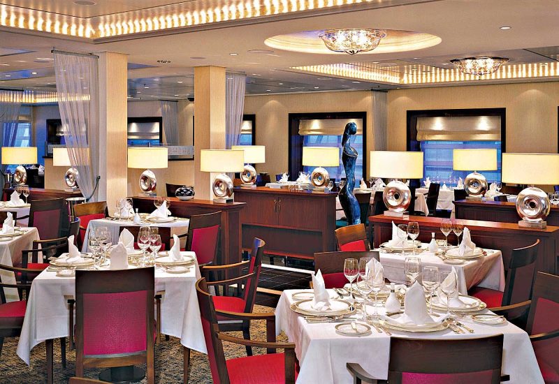Breakfast, lunch and dinner are served at Princess Grill, sister to the Queens Grill, also aft on deck 7 of Queen Mary 2.
