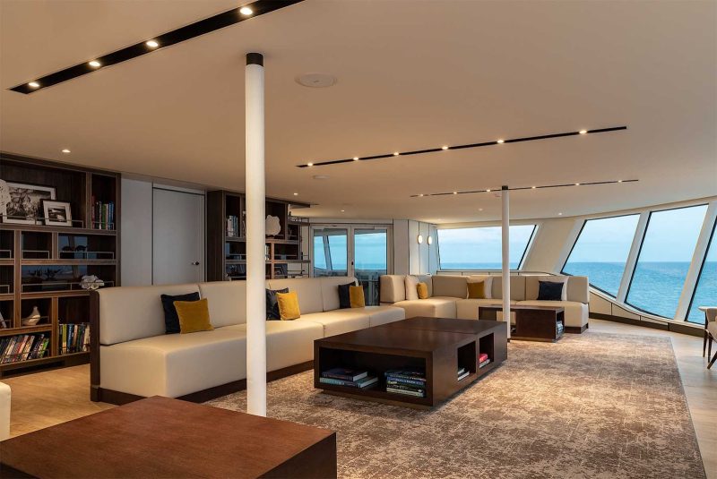 Meet interesting travelers in the classy Observation Lounge aboard Silver Origin. 