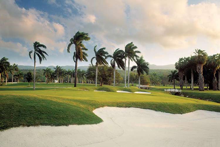 Named Best Caribbean Golf Resort by Caribbean World Magazine, the Half Moon Golf Course appeals to both avid and casual golfers.