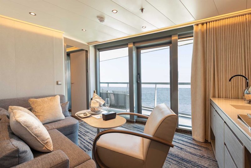 The spacious Living Room of a Silver Suite on Silver Origin.