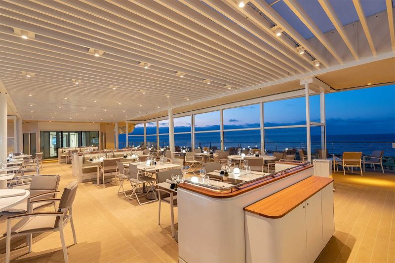 Grab a bite and share stories of your trip highlights during your Silver Origin sailing.
