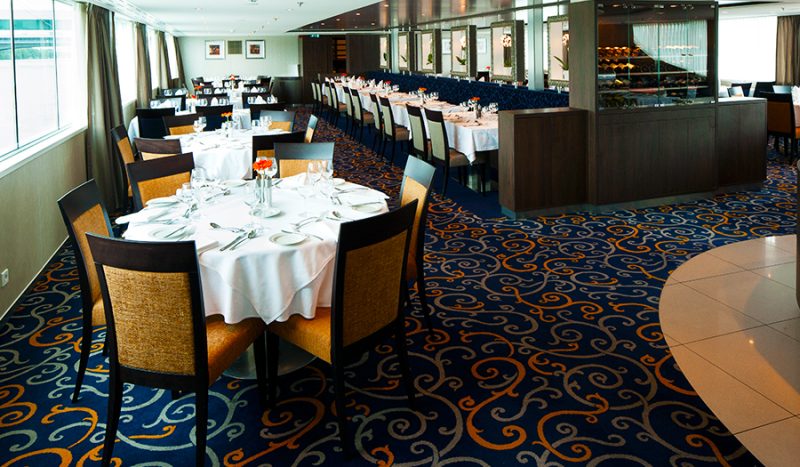 Avalon Luminary's spacious, open-seating dining room.