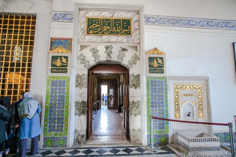 Main entrance to the Audience Chamber, with the small fountain of Suleiman I to the right, and a gifts window to the left.