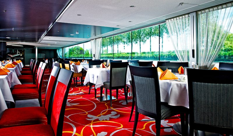 Avalon Vista's spacious, open-seating dining room.