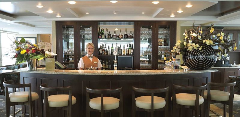 Enjoy a cocktail and meet interesting new people on AmaLegro.