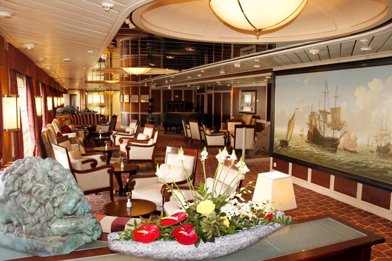 Pull up a chair and relax with a drink in the comfortable Explorer’s Lounge on ms Prinsendam.