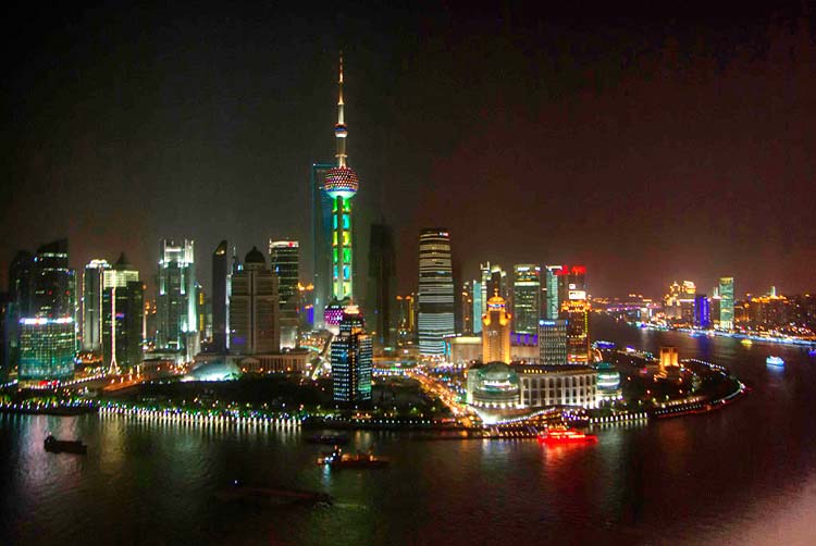 The view of the Shanghai skyline from the Vue Bar on the 32nd & 33rd floors of the 5-star Hyatt on the Bund, one of the world-class rooftop bars in our roundup.