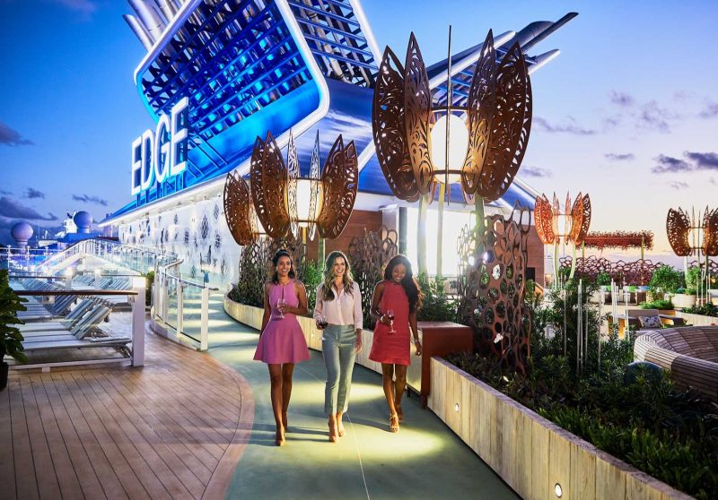 When evening sets in, head to the Rooftop Garden to socialize in a fresh-air setting on your Celebrity Edge class cruise. 