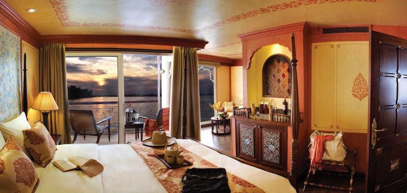 Category 2 cabins aboard The Jahan are on the upper deck. They come with a glass door private balcony and king-size bed.