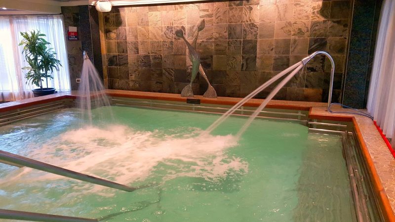 Step into the Hydro Pool on Queen Victoria for some relaxing hydro-therapy.