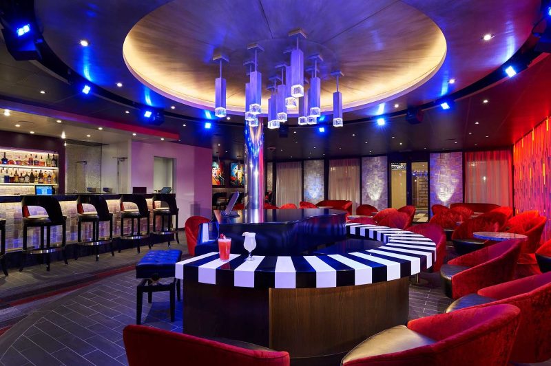 Ask the pianist to play one of your favorites at Piano Bar 88 on Carnival Horizon.