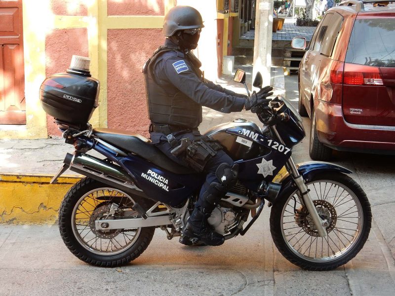 A black-masked municipal policeman in Old Mazatlan caught passersby's attention.