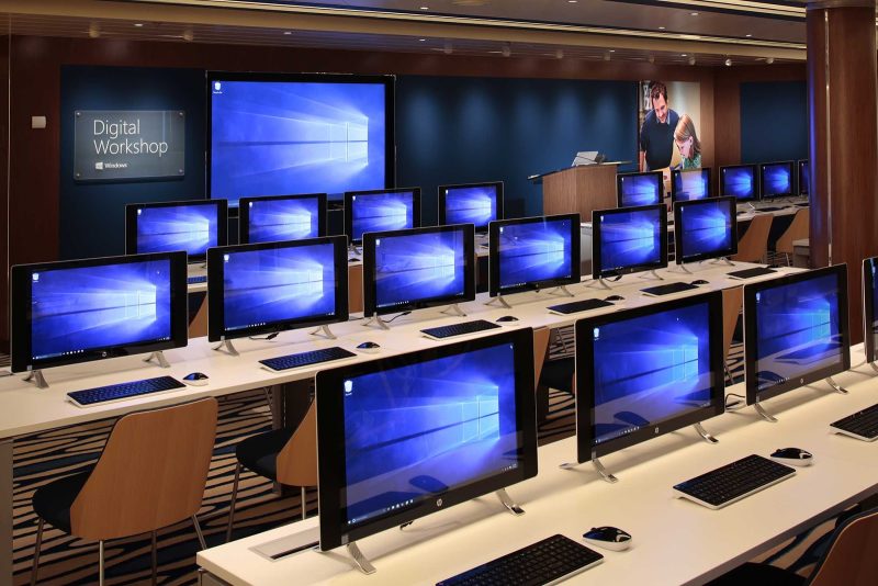 Learn new digital skills during an enrichment workshop on ms Koningsdam.