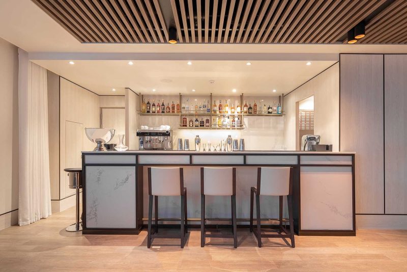  Relax at the bar at the Explorer Lounge between your adventures on Silver Origin. 