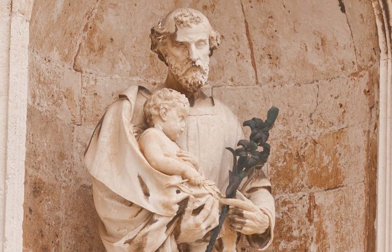 A niched statue of Saint Joseph holding the infant Jesus in Old Dubrovnik.