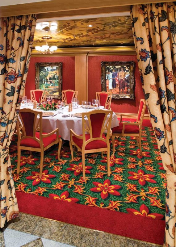 Norwegian Gem's Le Bistro restaurant has floral interiors and framed paintings, plus satisfying French dishes.