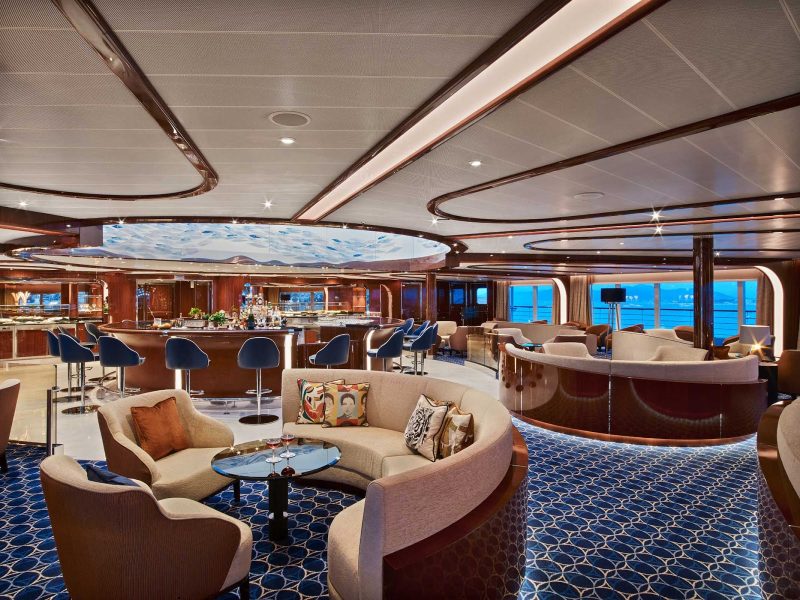 Enjoy a drink and meet interesting new people in the Observation Bar of Seabourn Encore. 